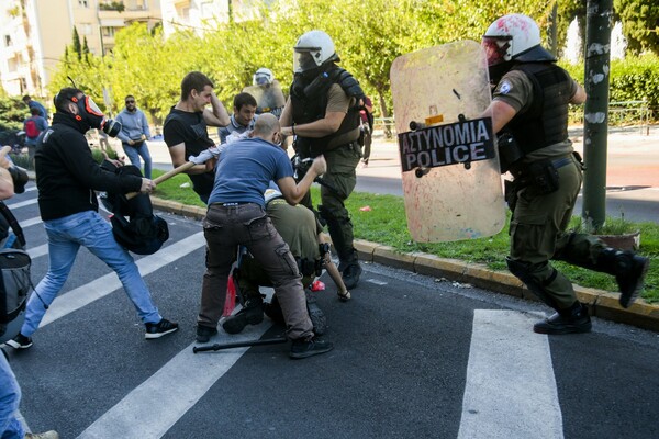 Κλωτσιές, γροθιές, χημικά και μάχες σώμα με σώμα - Οι φωτογραφίες από τα επεισόδια στην Αθήνα