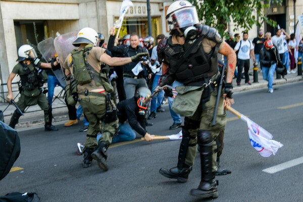 Κλωτσιές, γροθιές, χημικά και μάχες σώμα με σώμα - Οι φωτογραφίες από τα επεισόδια στην Αθήνα