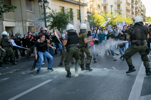 Κλωτσιές, γροθιές, χημικά και μάχες σώμα με σώμα - Οι φωτογραφίες από τα επεισόδια στην Αθήνα