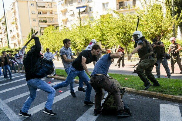 Κλωτσιές, γροθιές, χημικά και μάχες σώμα με σώμα - Οι φωτογραφίες από τα επεισόδια στην Αθήνα