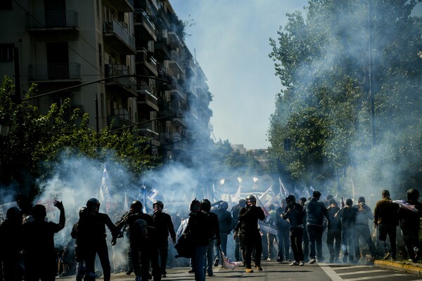 Κλωτσιές, γροθιές, χημικά και μάχες σώμα με σώμα - Οι φωτογραφίες από τα επεισόδια στην Αθήνα