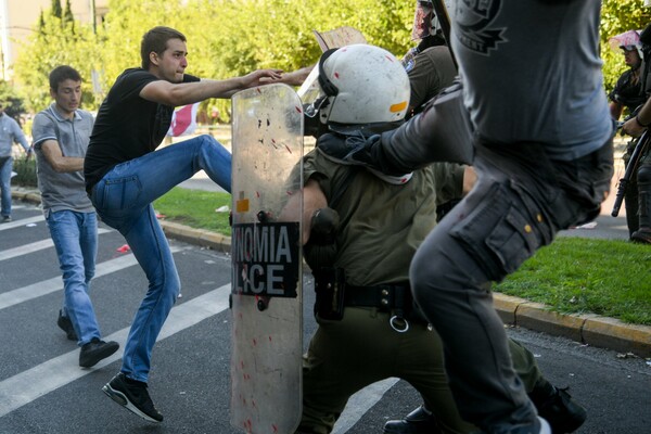 Κλωτσιές, γροθιές, χημικά και μάχες σώμα με σώμα - Οι φωτογραφίες από τα επεισόδια στην Αθήνα