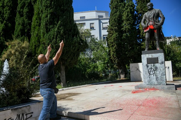 Επεισόδια και χημικά σε διαδηλωτές στο κέντρο της Αθήνας - Έριξαν μπογιά στο άγαλμα του Τρούμαν