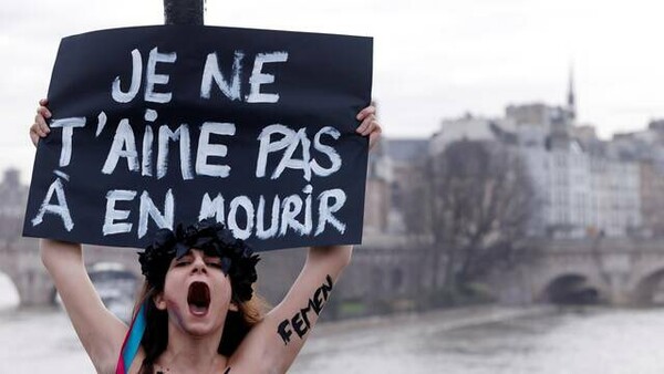Γυμνόστηθες Femen αλυσοδέθηκαν σε γέφυρα στο Παρίσι ανήμερα του Άγιου Βαλεντίνου