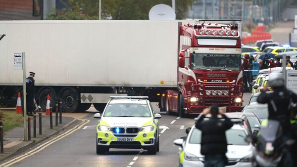 Τραγωδία στο Έσεξ. Ο οδηγός του φορτηγού ανακρίνεται και η αστυνομία ερεύνησε σπίτια στην Β. Ιρλανδία