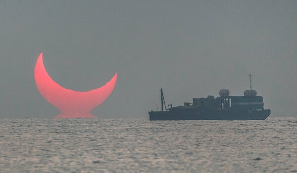«Ανατολή του κακού»: Πώς τράβηξα τη φωτογραφία της έκλειψης ηλίου που θεωρήθηκε δυσοίωνη