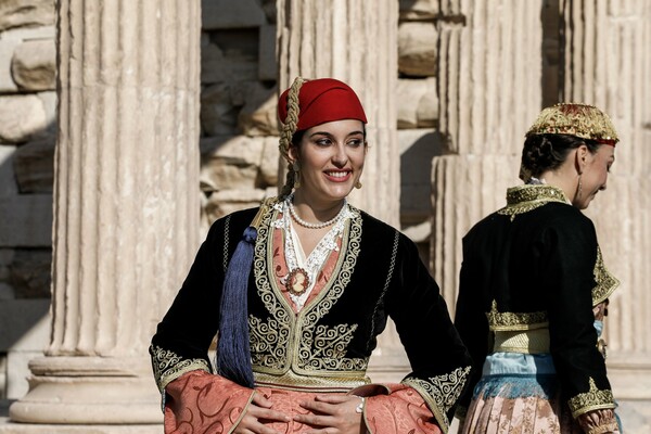 Οι Έυζωνες στην Ακρόπολη - Η έπαρση της σημαίας για τα 75 χρόνια από την απελευθέρωση της Αθήνας