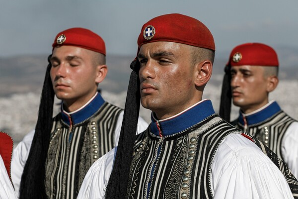 Οι Έυζωνες στην Ακρόπολη - Η έπαρση της σημαίας για τα 75 χρόνια από την απελευθέρωση της Αθήνας