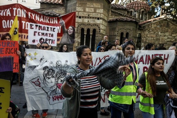 Φεμινιστική πορεία στο κέντρο της Αθήνας - Με σκούπες, «ξόρκια» και συνθήματα κατά της έμφυλης βίας