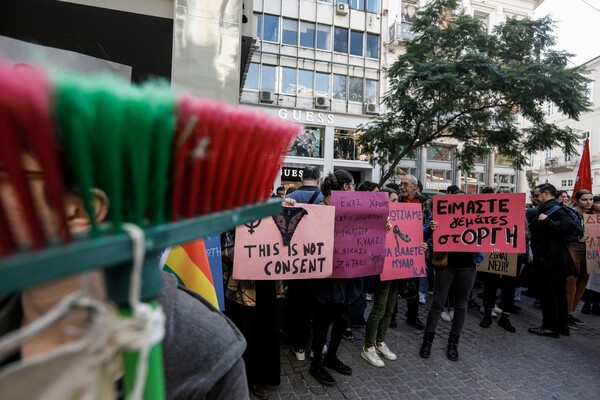 Φεμινιστική πορεία στο κέντρο της Αθήνας - Με σκούπες, «ξόρκια» και συνθήματα κατά της έμφυλης βίας