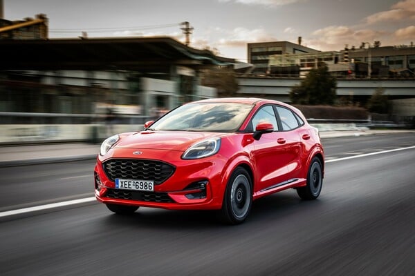 Δαμάζοντας το νέο Ford Puma με φόντο το Αστεροσκοπείο της Πεντέλης
