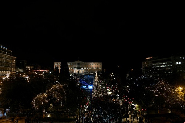 Φωταγωγήθηκε το χριστουγεννιάτικο δέντρο στην πλατεία Συντάγματος - ΦΩΤΟΡΕΠΟΡΤΑΖ