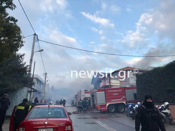 Αγία Παρασκευή: Μεγάλη φωτιά σε συνεργείο - Επιχείρηση της πυροσβεστικής