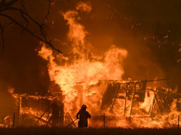 Εκτός ελέγχου οι φωτιές στην Αυστραλία: Ζητούν από κατοίκους να εγκαταλείψουν ολόκληρες πόλεις πριν φτάσει η πυρκαγιά