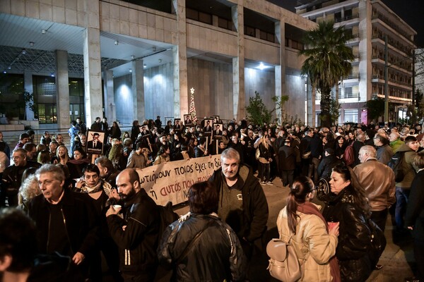 Συγκέντρωση διαμαρτυρίας ΣΥΡΙΖΑ έξω από τη ΓΑΔΑ: «Χρυσοχοΐδη παραιτήσου»