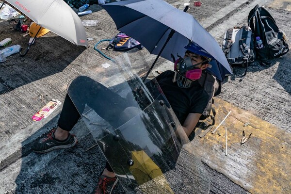 Πολιορκημένοι σε «κάστρα» οι φοιτητές του Χονγκ Κονγκ - Αντιστέκονται στην αστυνομία που παραβιάζει το άσυλο