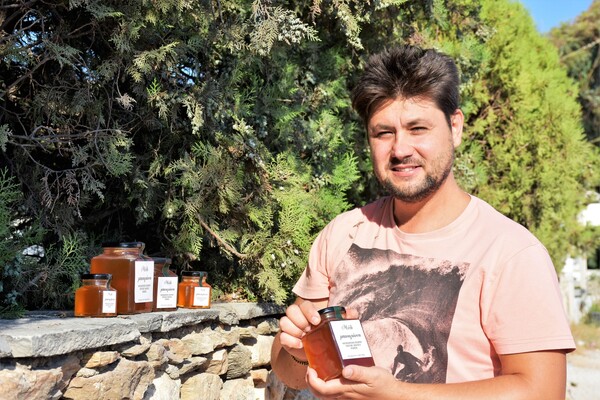 3 νέοι παραγωγοί φέρνουν στην αγορά το σπάνιο μέλι της Πάρου