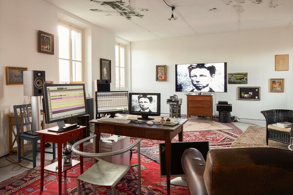«Το Στούντιο του Ορφέα»: Ο Γκοντάρ δημιούργησε στο Ίδρυμα Prada του Μιλάνου τον ιδανικό του χώρο εργασίας και διαμονής