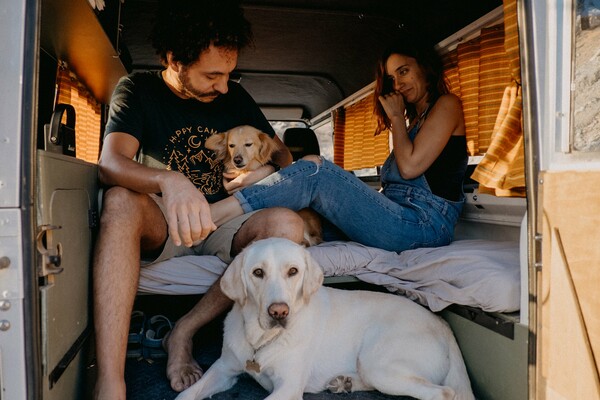 Never alone: Ένα ανέμελο ζευγάρι από την Κρήτη ταξιδεύει σε όλη την Ελλάδα με δυο σκυλιά και ένα βαν