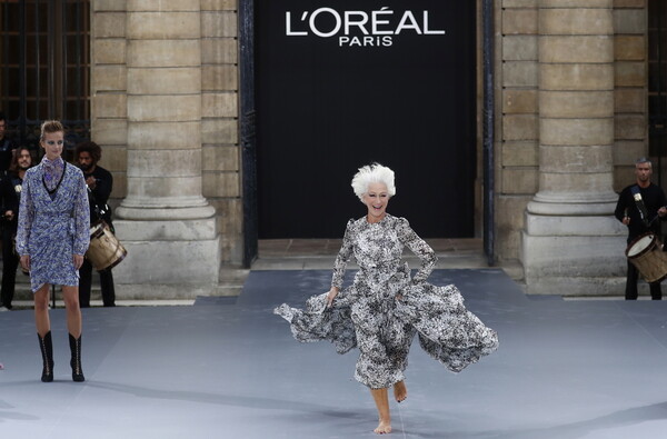 Παρίσι: Ή Έλεν Μίρεν ορμά ξυπόλυτη στην πασαρέλα - Σε ρόλο μοντέλου στα 74 της χρόνια