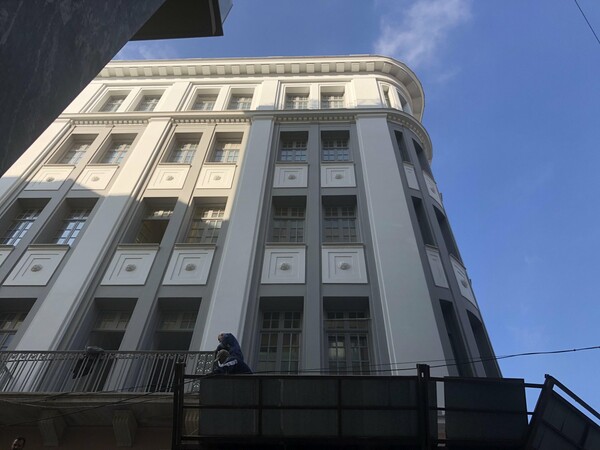 Αποκαλύφθηκε το ανακαινισμένο κτίριο του παλιού Χυτήρογλου στη Μητροπόλεως - Βγήκαν οι σκαλωσιές