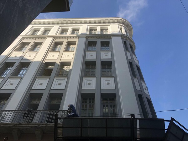 Αποκαλύφθηκε το ανακαινισμένο κτίριο του παλιού Χυτήρογλου στη Μητροπόλεως - Βγήκαν οι σκαλωσιές