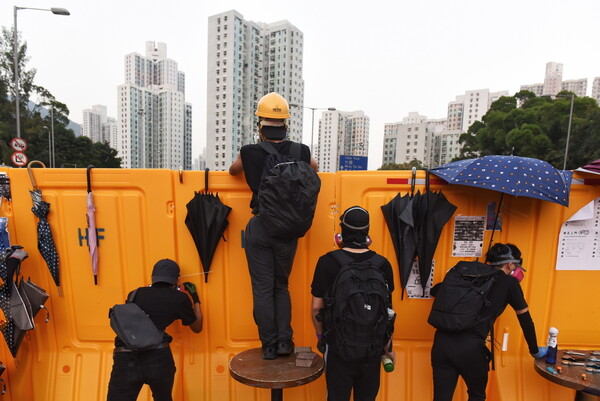 Πολιορκημένοι σε «κάστρα» οι φοιτητές του Χονγκ Κονγκ - Αντιστέκονται στην αστυνομία που παραβιάζει το άσυλο