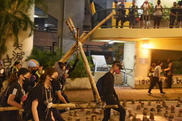 Πολιορκημένοι σε «κάστρα» οι φοιτητές του Χονγκ Κονγκ - Αντιστέκονται στην αστυνομία που παραβιάζει το άσυλο
