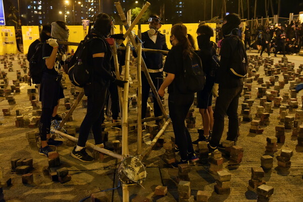 Πολιορκημένοι σε «κάστρα» οι φοιτητές του Χονγκ Κονγκ - Αντιστέκονται στην αστυνομία που παραβιάζει το άσυλο