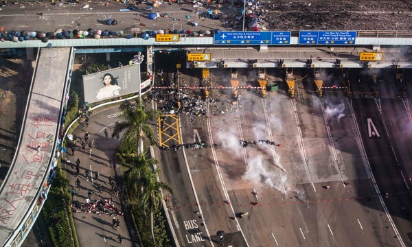 Χονγκ Κονγκ: Η αστυνομία έσπασε τα οδοφράγματα και προσπαθεί να εισβάλλει στο Πολυτεχνείο