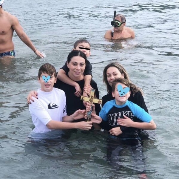 Ολυμπία Χοψονίδου: Έγκυος βούτηξε με τα παιδιά στη θάλασσα για τον σταυρό - Η ανάρτηση στο Instagram