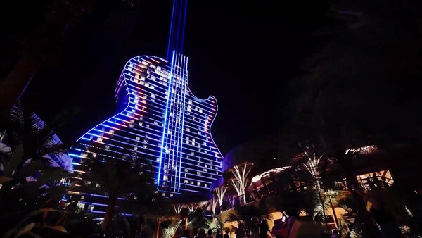Ένα ξενοδοχείο σε σχήμα κιθάρας ξεχωρίζει στον ουρανό της Φλόριντα