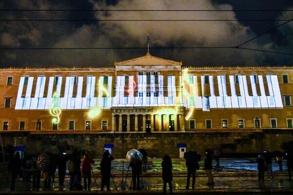 Φωταγωγήθηκε το χριστουγεννιάτικο δέντρο στην πλατεία Συντάγματος - ΦΩΤΟΡΕΠΟΡΤΑΖ