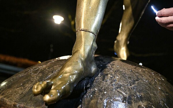 Νέος βανδαλισμός στο άγαλμα του Ιμπραΐμοβιτς - «Κάποιος προσπάθησε να του πριονίσει τα πόδια»