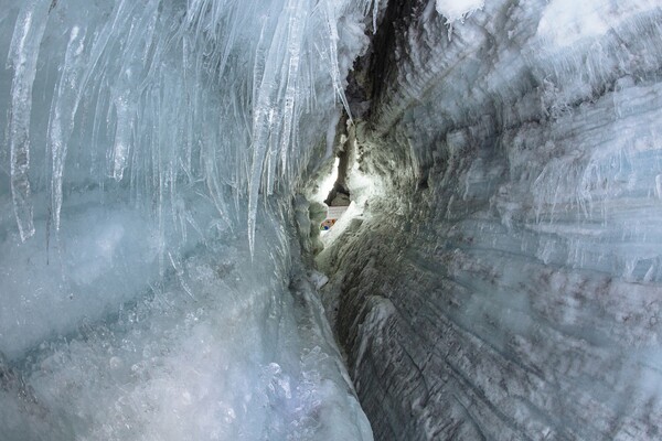 Ταξίδι μεταξύ λάβας και πάγου: Ένας τουρίστας βιώνει την κλιματική αλλαγή μέσα στην καρδιά του παγετώνα