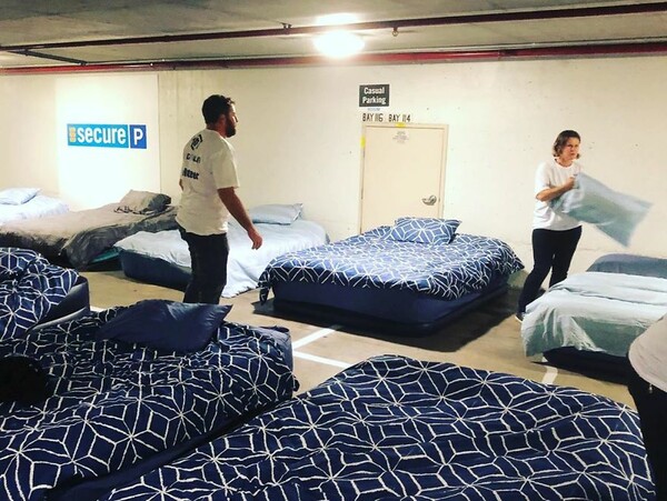 «Για έναν καλό ύπνο»: Εθελοντές στρώνουν κρεβάτια για άστεγους σε πάρκινγκ που κλείνει τη νύχτα