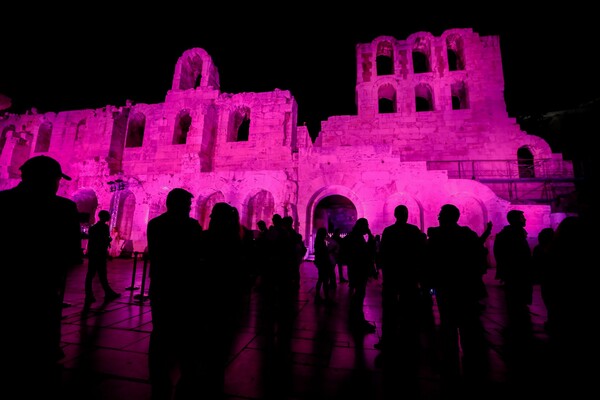 Το Ηρώδειο φωταγωγήθηκε ροζ για τον καρκίνο του μαστού
