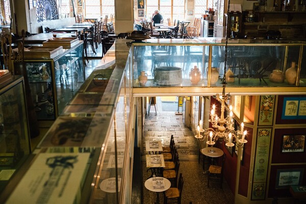 Η «Ωραία Ελλάς»: Το καφενείο με το ομορφότερο «μπαλκόνι» στην Αθήνα