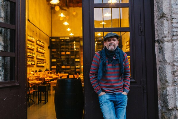 Γιάννης Καϋμενάκης: «Για να μάθεις για το κρασί έχεις τρεις τρόπους. Σπουδάζοντας, πίνοντας ή ταξιδεύοντας»