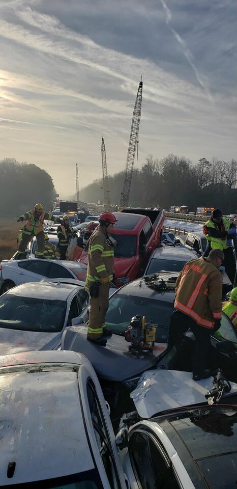 Βιρτζίνια: Ομίχλη και παγωνιά προκάλεσαν καραμπόλα σχεδόν 70 αυτοκινήτων - Δεκάδες τραυματίες