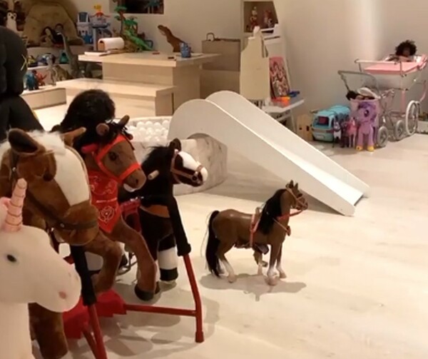 Κιμ Καρντάσιαν: Το επικό playroom των παιδιών της- Aπό σούπερ μάρκετ μέχρι σκηνή για συναυλίες