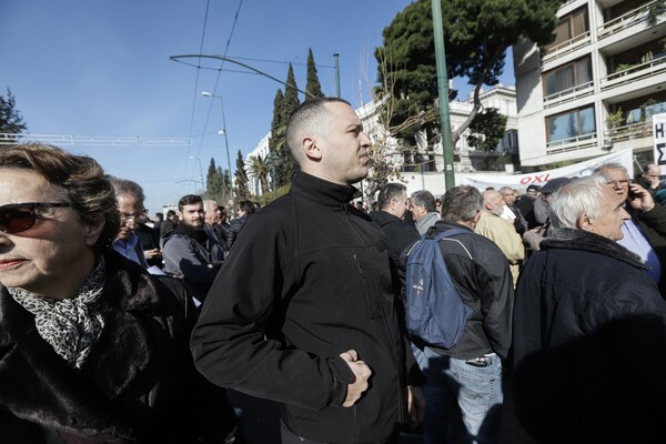 Συγκέντρωση για το μεταναστευτικό: Έδιωξαν Λαγό και Κασιδιάρη- «Έξω οι φασίστες»