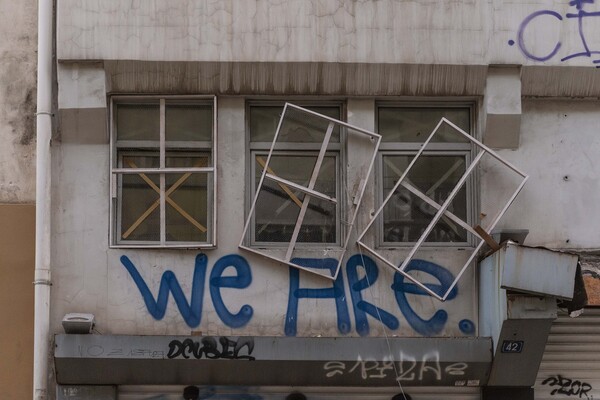 Εξάρχεια: Εικόνες από το εσωτερικό της κατάληψης που εκκενώθηκε