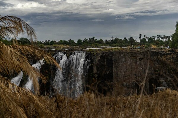 Η ξηρασία του αιώνα: Ρυάκια οι άλλοτε μεγαλειώδεις καταρράκτες της Βικτώριας στην Αφρική