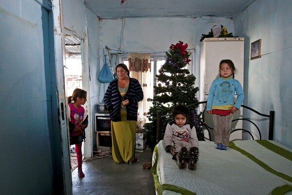 Χριστούγεννα σ' έναν καταυλισμό Ρομά στον Τύρναβο