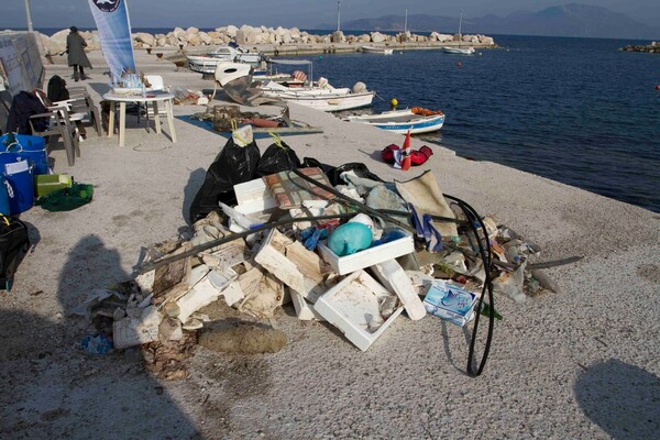 Κιάτο: Εθελοντές δύτες ανέσυραν 600 κιλά σκουπίδια από τον βυθό
