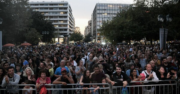 Πλατεία Συντάγματος: Πλήθος κόσμου στη συναυλία για το ΚΕΘΕΑ