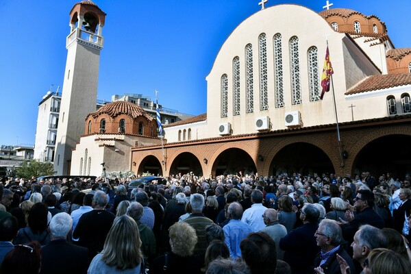 Το «τελευταίο αντίο» στον συνθέτη Γιάννη Σπανό: Πλήθος κόσμου στην κηδεία του
