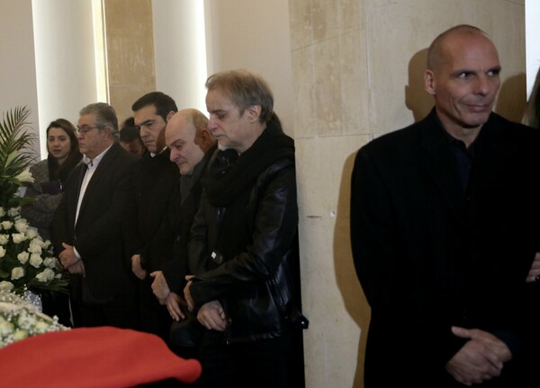 «Τελευταίο αντίο» στον Θάνο Μικρούτσικο: Πλήθος κόσμου στην κηδεία του συνθέτη στο Α' νεκροταφείο Αθηνών