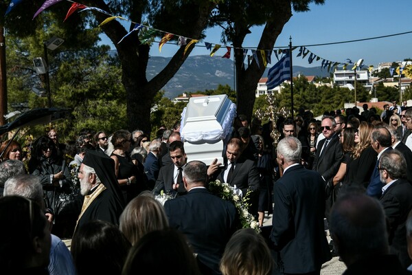 Το τελευταίο αντίο στη Σοφία Κοκοσαλάκη - Πλήθος κόσμου στην κηδεία της σχεδιάστριας